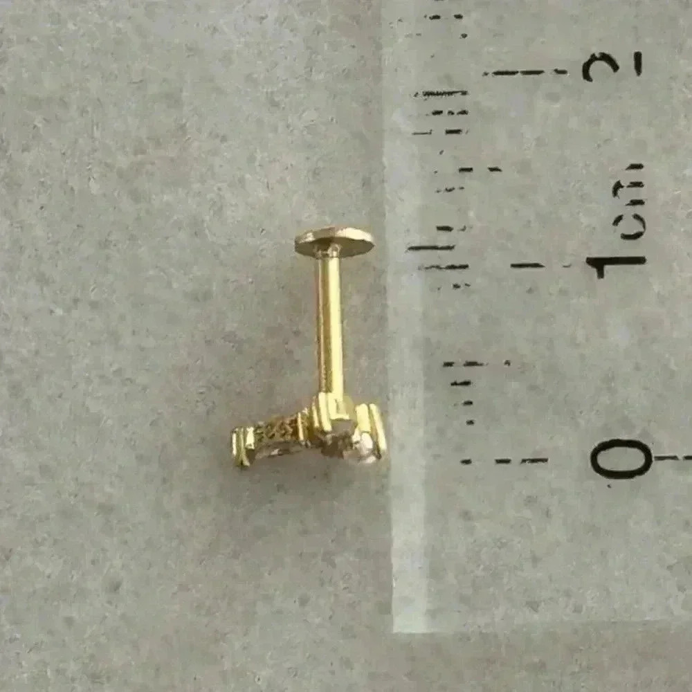 18k Gold Crystal Leaf Pearl Cartilage Earring
Brand New - Picture 4 of 5